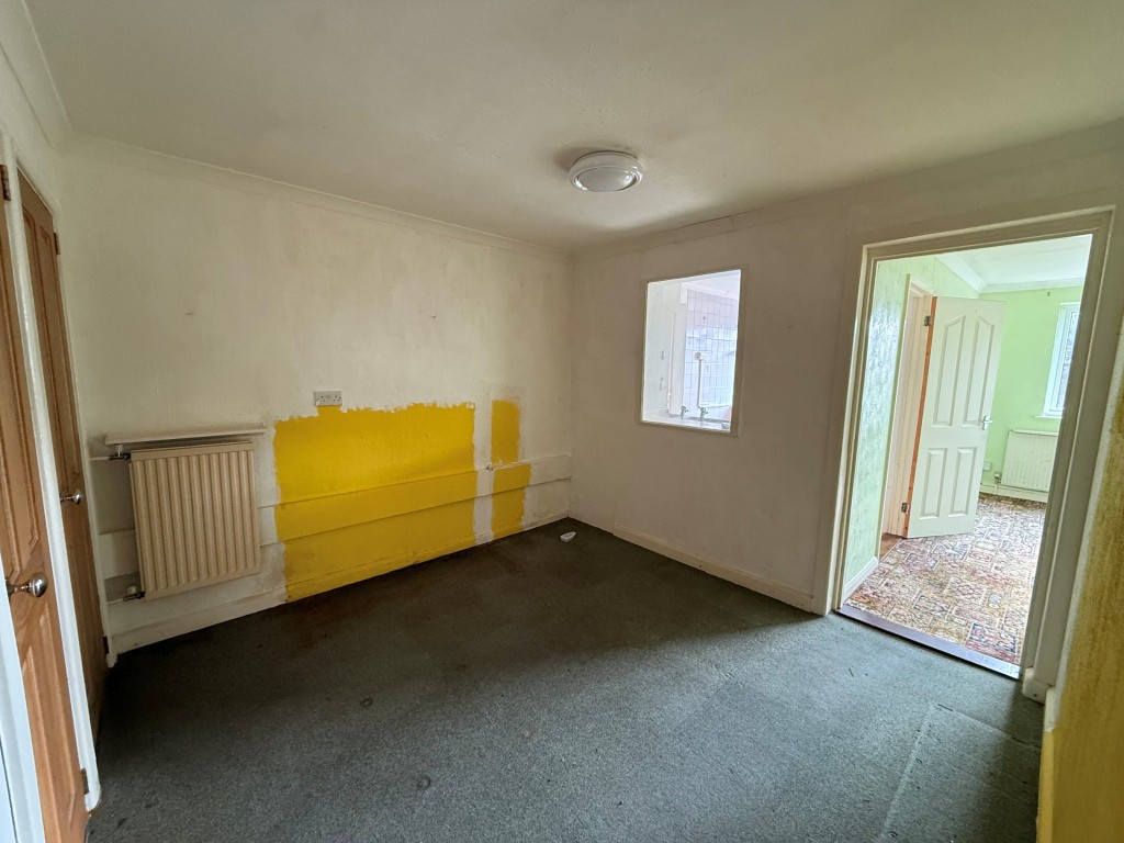 Lot: 163 - THREE-BEDROOM DETACHED HOUSE FOR IMPROVEMENT - 2nd carpeted reception area with radiator and window